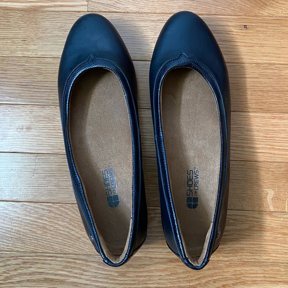 slip resistant flat shoes